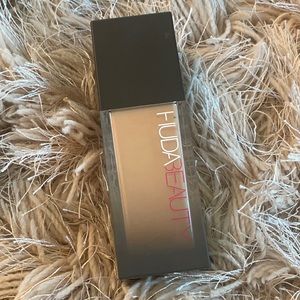 HUDA BEAUTY faux filter foundation